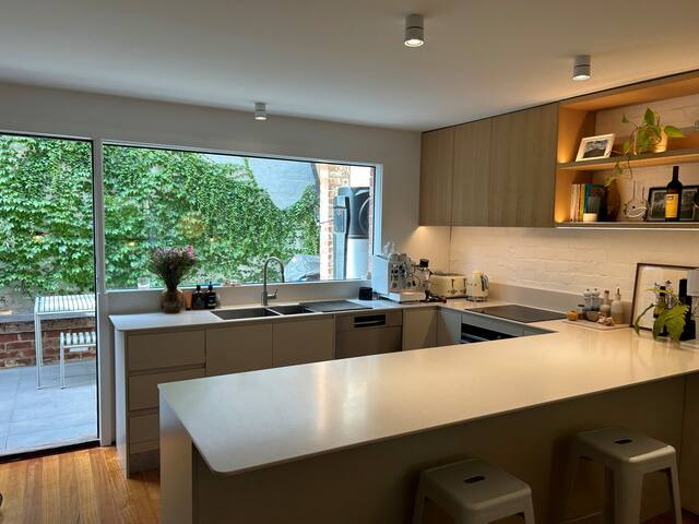 2BR Carlton Nth Retreat – Parking, Cafés, Trams gallery image 4