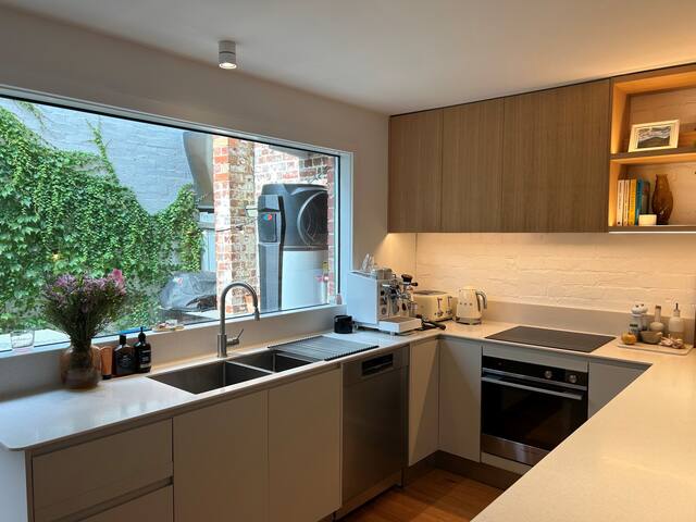 2BR Carlton Nth Retreat – Parking, Cafés, Trams gallery image 3