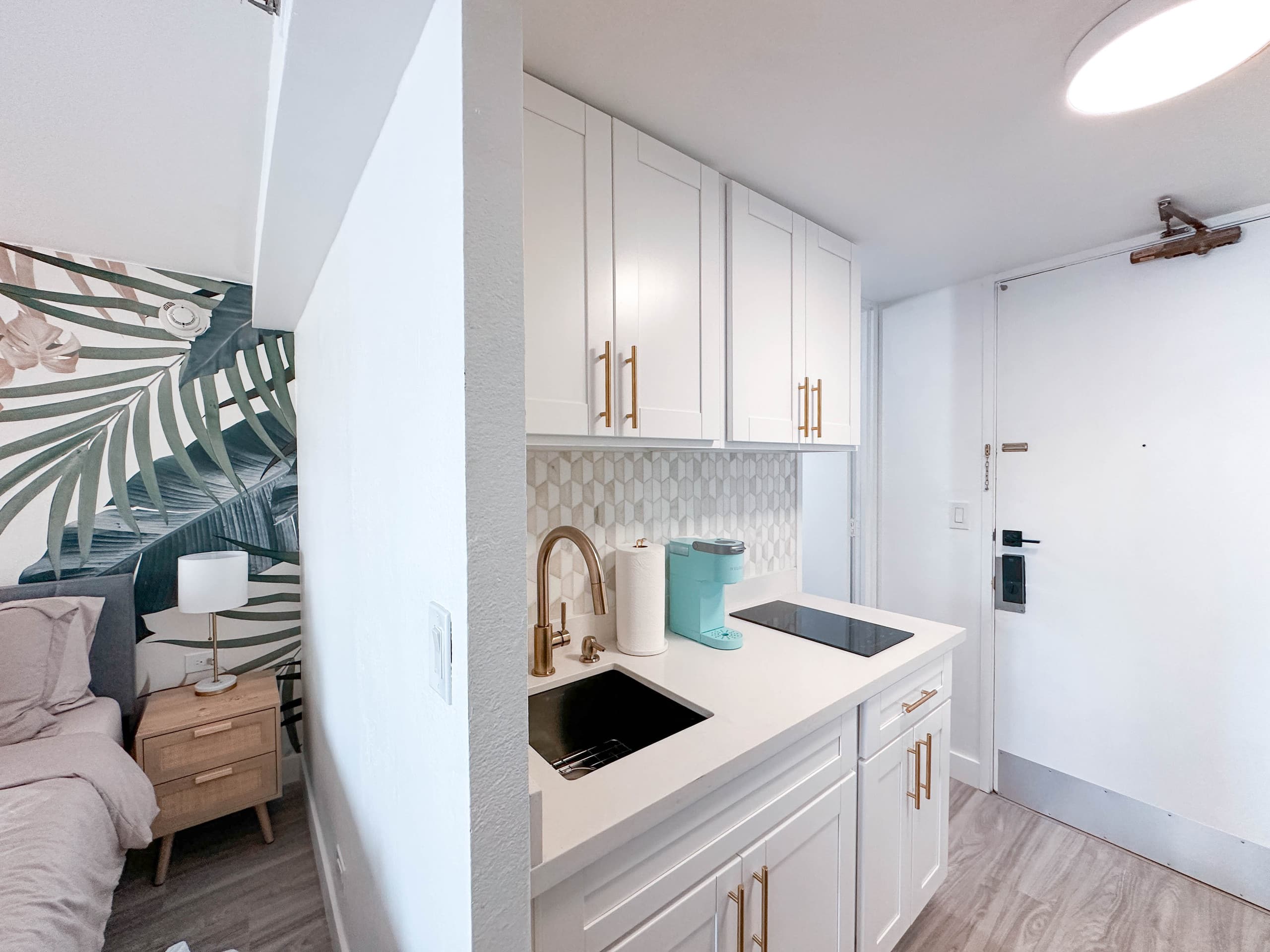 Condo in Honolulu · ★4.87 · Studio · 1 bed · 1 private bath - Image 20
