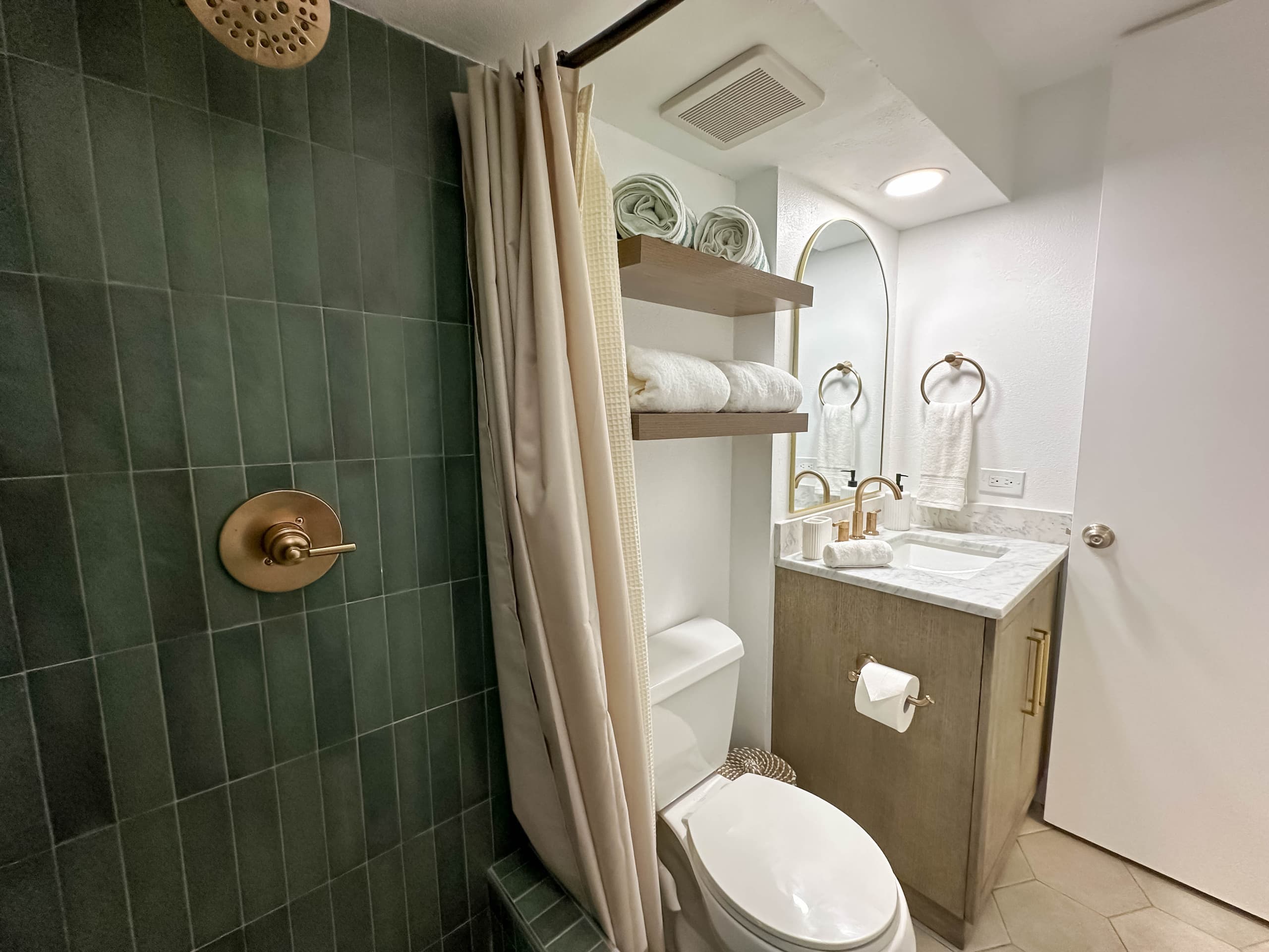 Condo in Honolulu · ★4.87 · Studio · 1 bed · 1 private bath - Image 27
