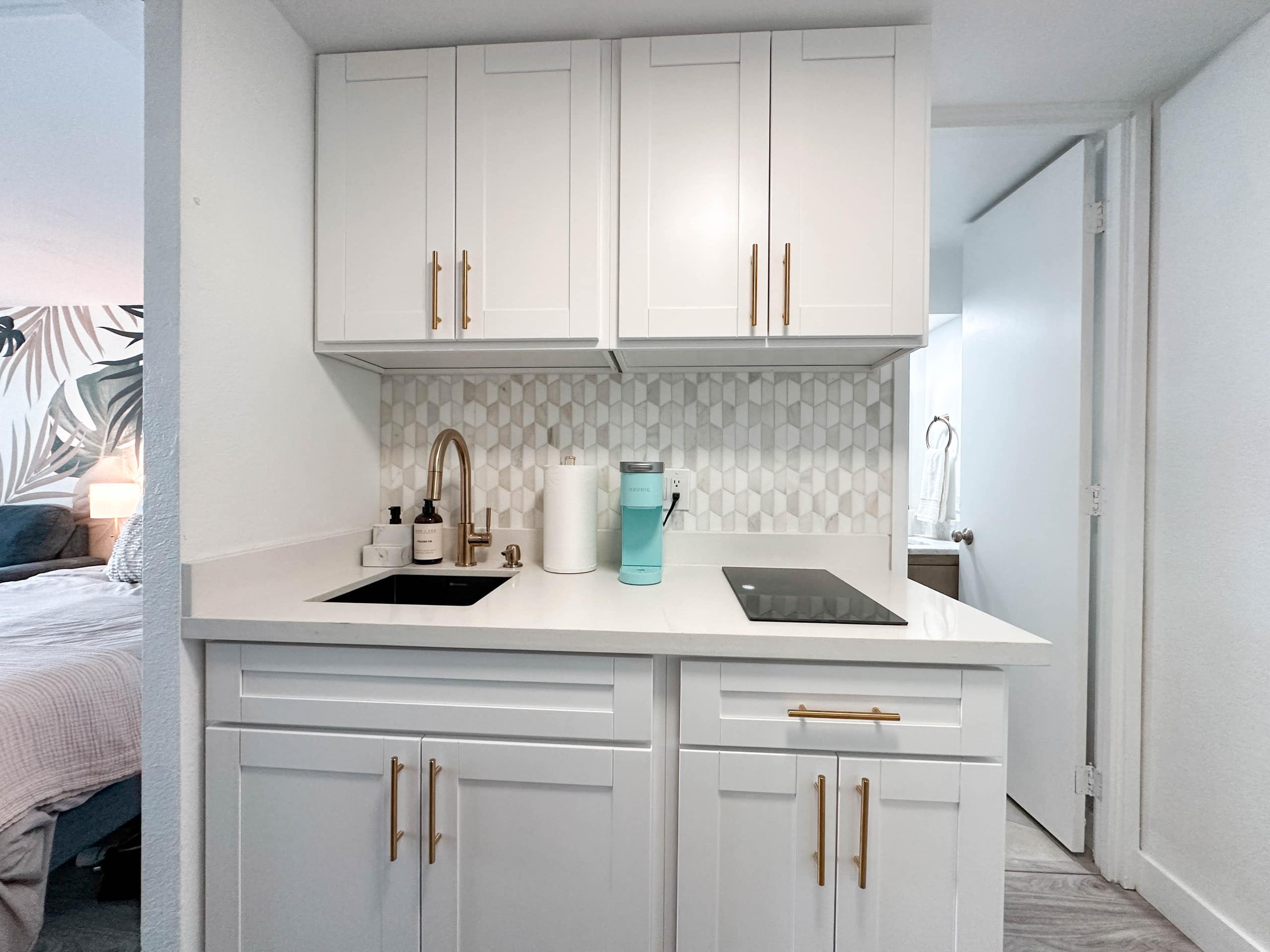 Condo in Honolulu · ★4.87 · Studio · 1 bed · 1 private bath - Image 22