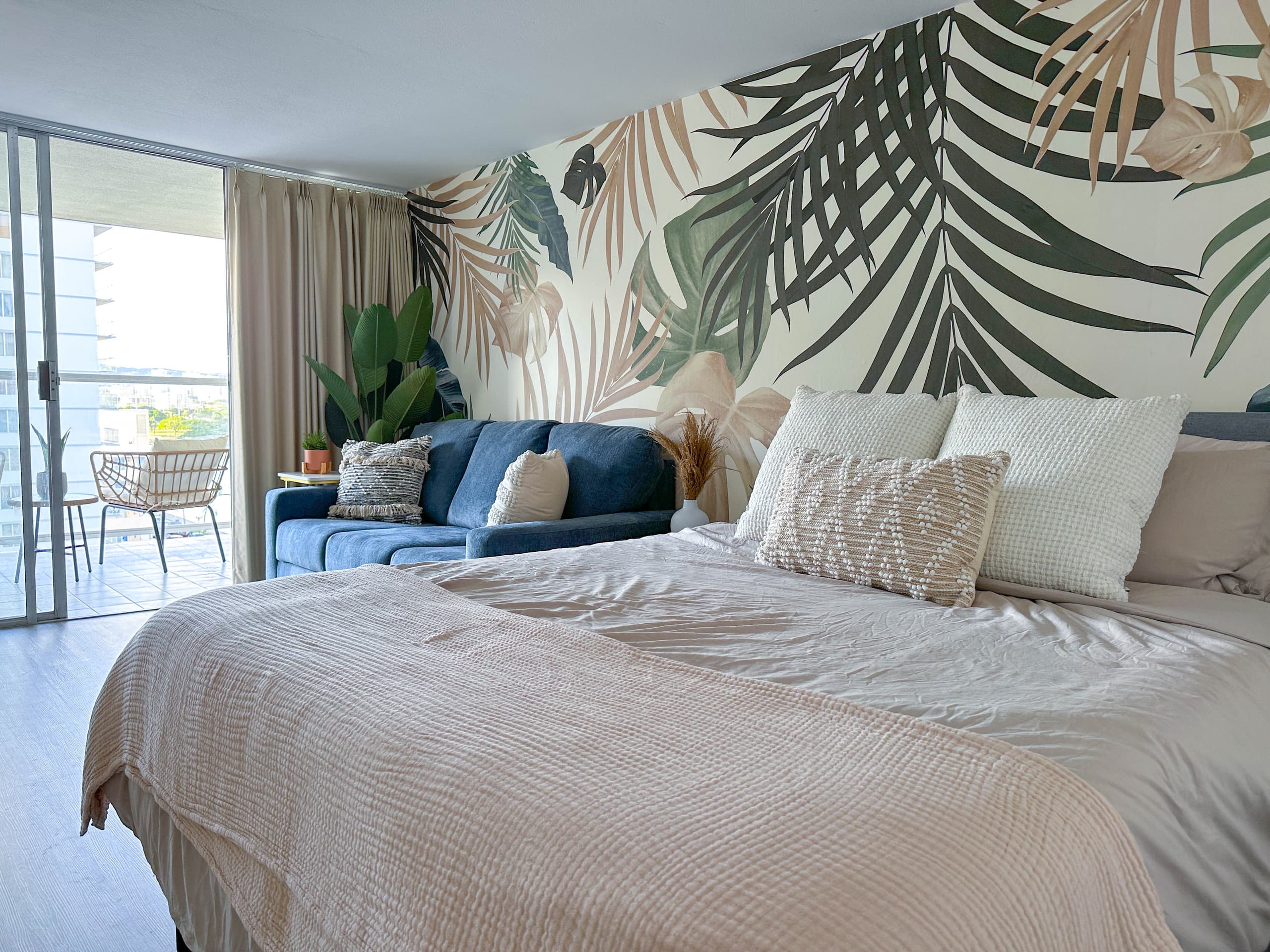 Condo in Honolulu · ★4.87 · Studio · 1 bed · 1 private bath - Image 10