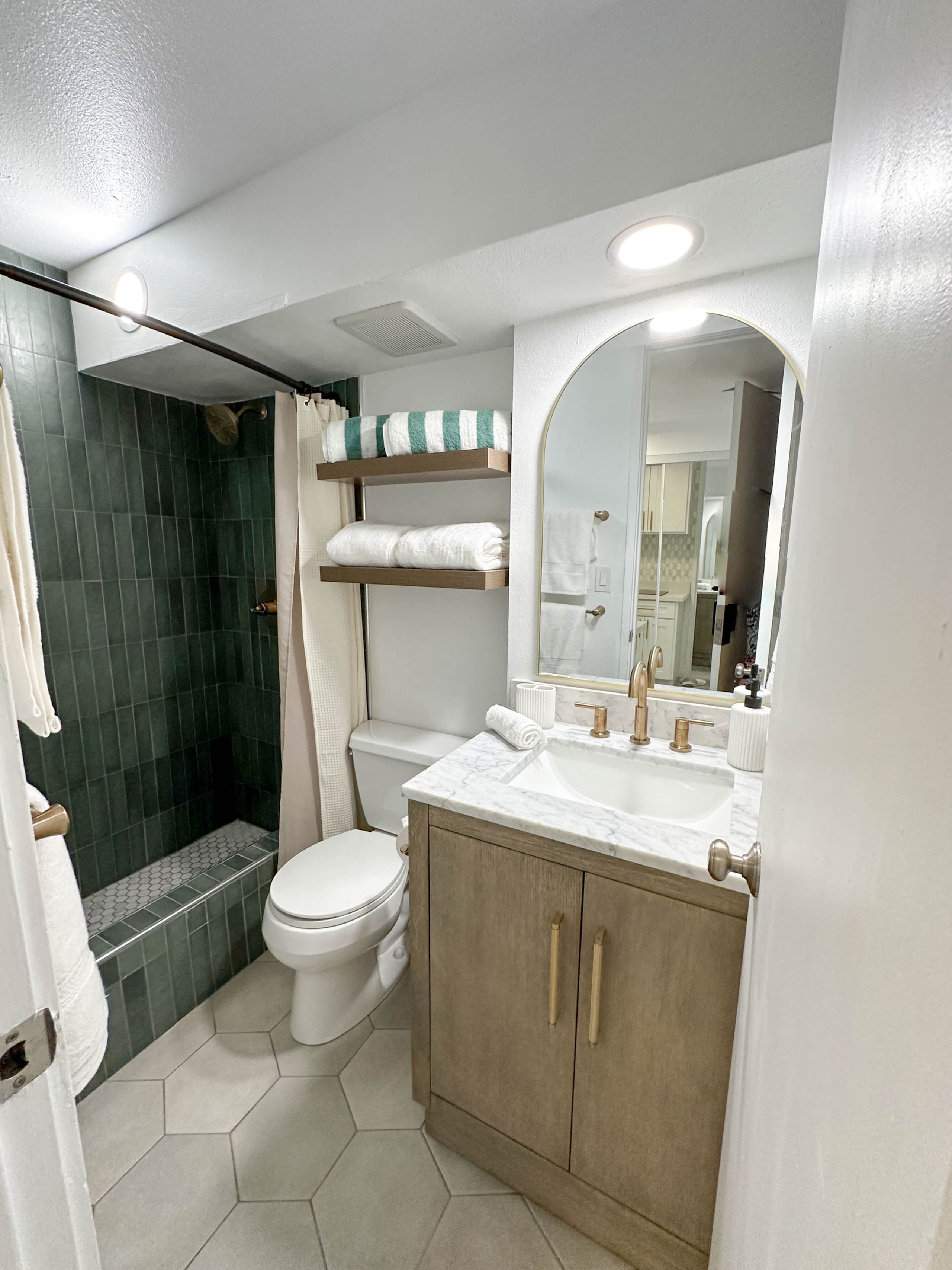 Condo in Honolulu · ★4.87 · Studio · 1 bed · 1 private bath - Image 28