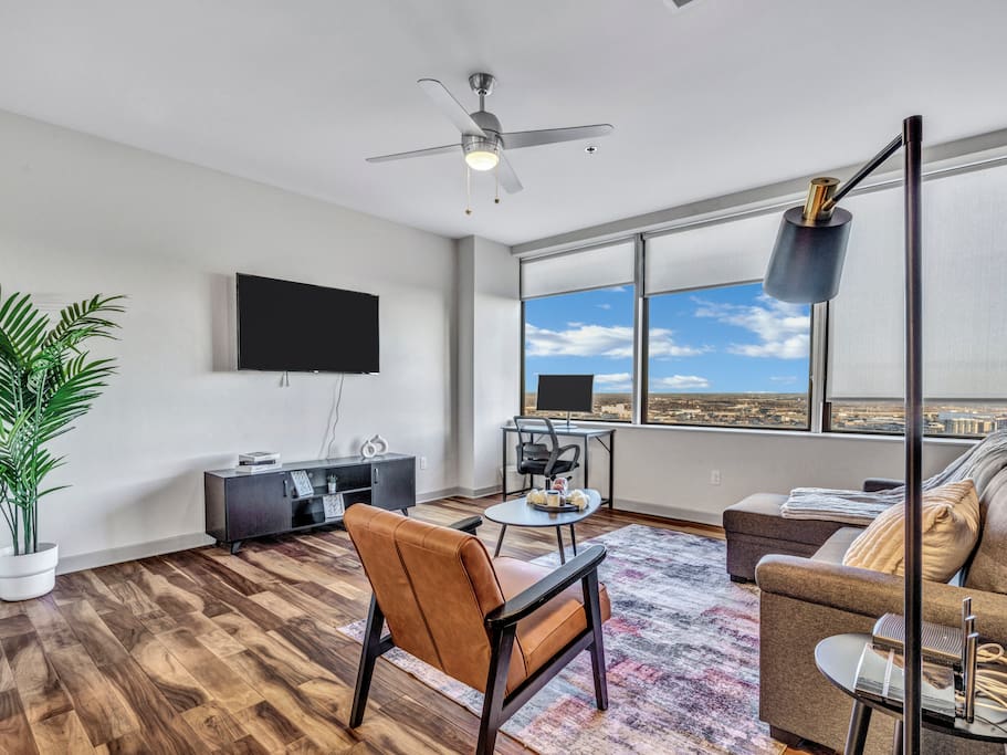 Airbnb Luxury Apt KingBed+Indoor Parking+Pool+Gym+2Tv's