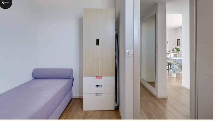 Chumba cha kulala cha 2end, kitanda kinagawanywa katika vitanda 2 ambavyo vinaweza kusimama peke yake au pamoja. 