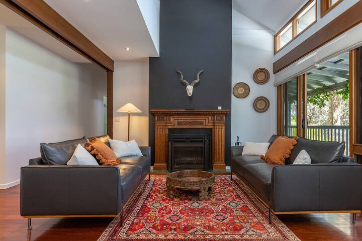 Stunning ocean, lake and bushland views gallery image 3