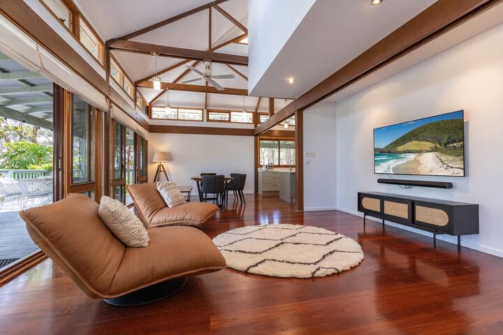 Stunning ocean, lake and bushland views gallery image 2