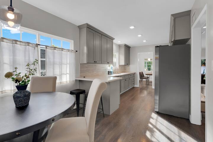 Modern Home | Close to Universal Studio I Walkable gallery image 4