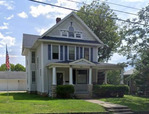 The Hamilton House Sleeps 14 Guest (Nauvoo, IL)