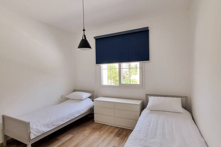 漂亮的第三间卧室，配有两张单人床、衣柜和抽屉单元。