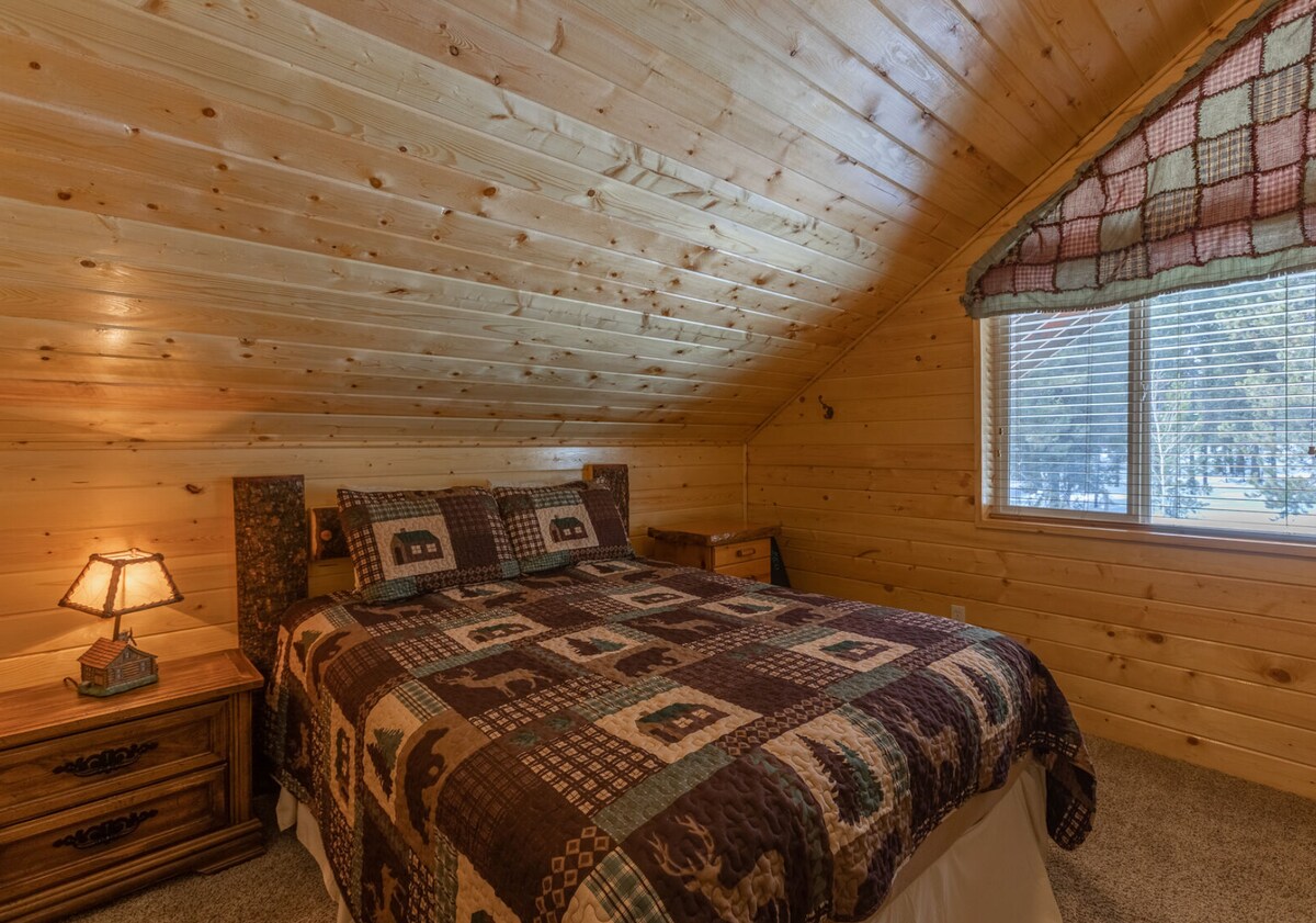 Udobna spavaća soba na katu s bračnim krevetom (160 – 179 cm) i toplim drvenim oblogama.