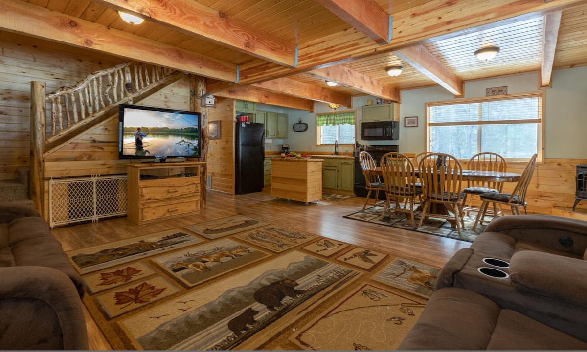 Prostrani otvoreni dnevni boravak, kuhinja i blagovaonica s toplim drvenim gredama – privlačni i odlični za grupno vrijeme. 