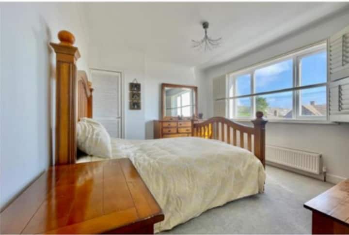 מיטת קינג סייז, עם נוף לים ונוף לגבעה.
הרבה מקום אחסון 