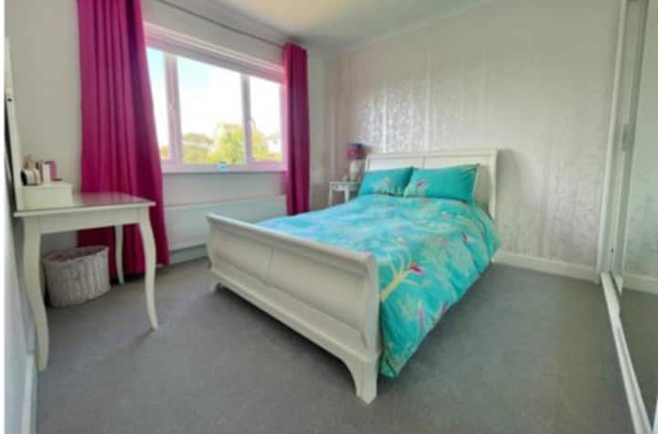 חדר שינה זוגי עם מלתחה מותאמת ודלתות עם מראה.
תריסי האפלה. 