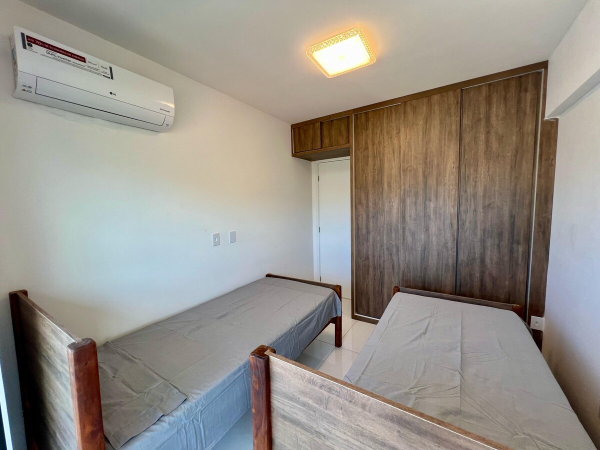 房间有3张床和衣柜，有空调 