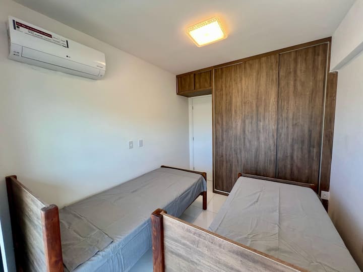 Chumba kilicho na vitanda 3 na kabati la nguo , kiyoyozi 