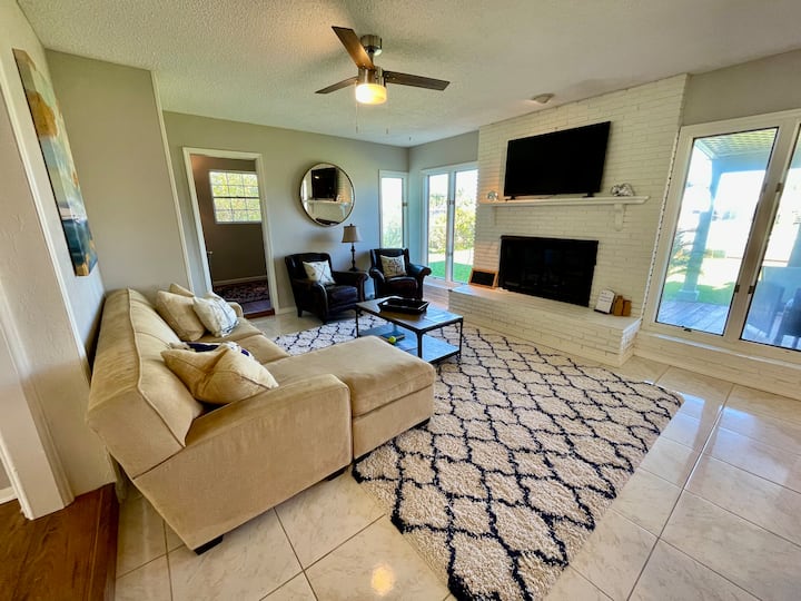 Coconut River Retreat – Dock & Close To The Beach - Cocoa Beach, FL