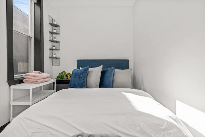 Dhoma e gjumit në katin e dytë #3 me krevat të madhësisë së plotë