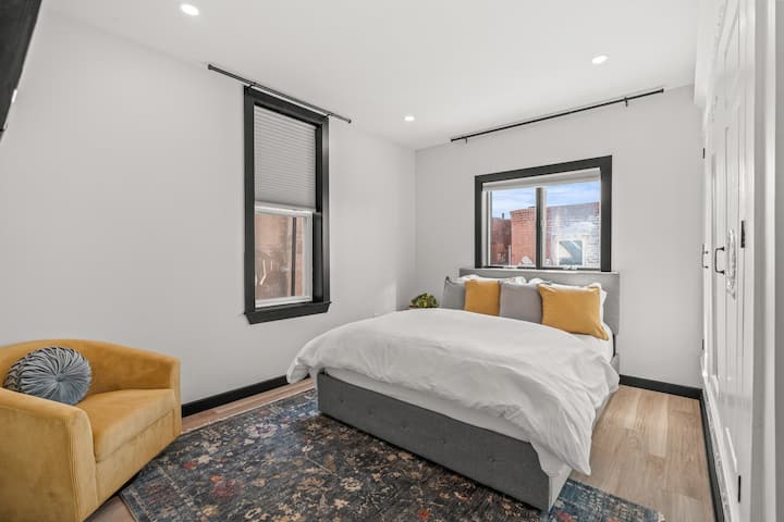 Dhoma e gjumit në katin e dytë #2 me krevat dhe televizor me madhësi dopio "queen"