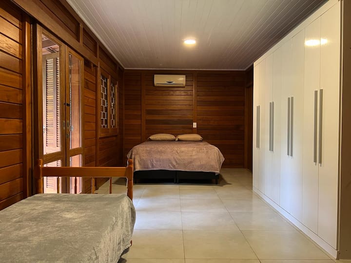 Camera da letto 02 - Demi-suite - 01 letto matrimoniale e 01 letto singolo. Armadio.