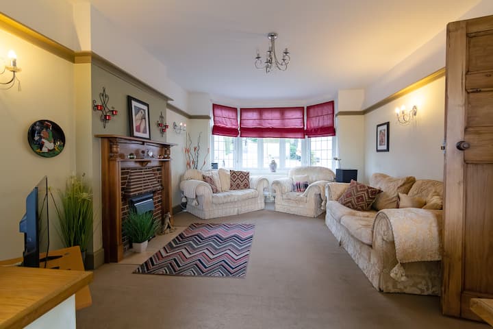 Spacious 4-bed | Sleeps 8 | Pool Table | Parking - Leicester