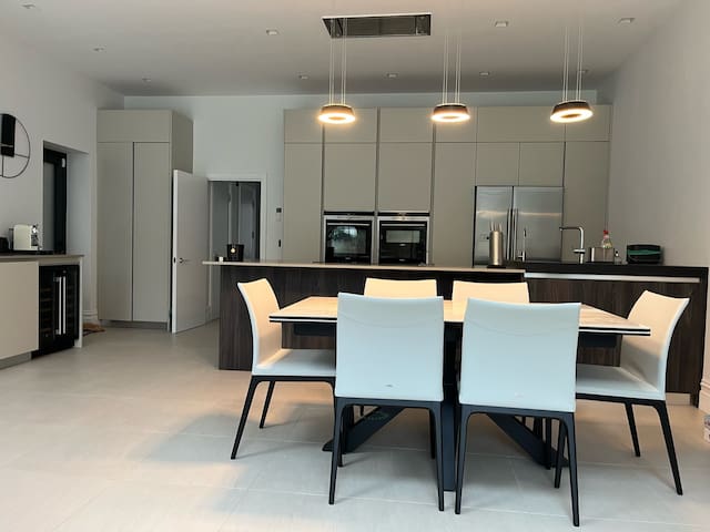 Modern 4 Bedroom Garden Flat gallery image 4