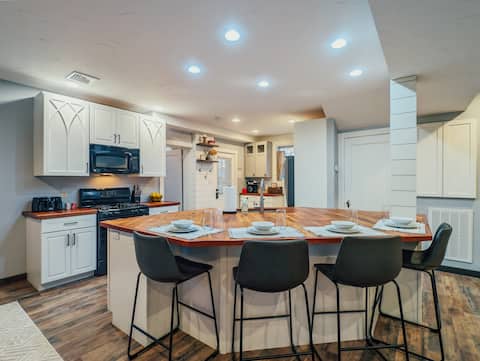 Firepit + Gameroom- Walk To Restaurants!