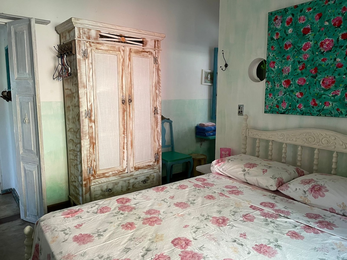 סוויטה עם מיזוג אוויר, מאוורר תקרה ומקלחת בגז.