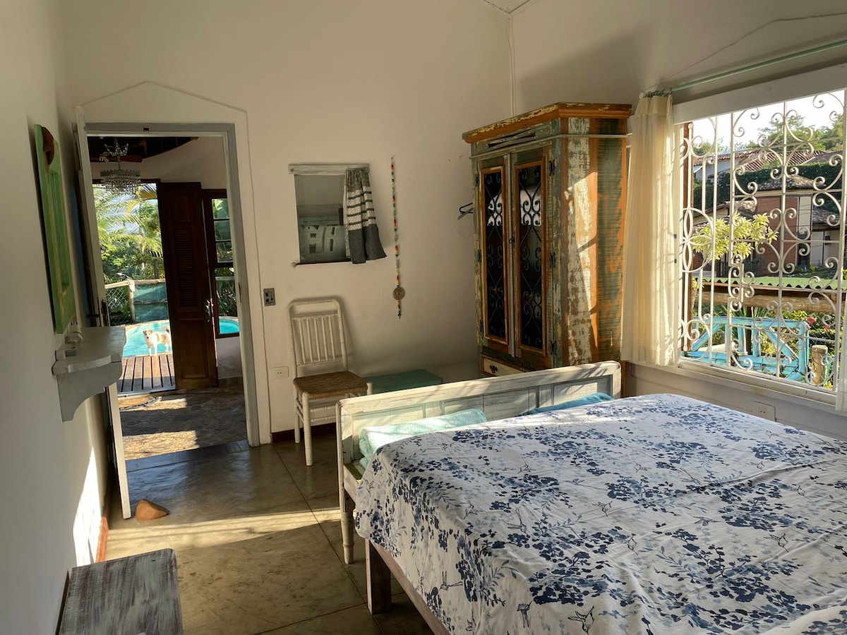 סוויטה  עם מיזוג אוויר ומאוורר תקרה.