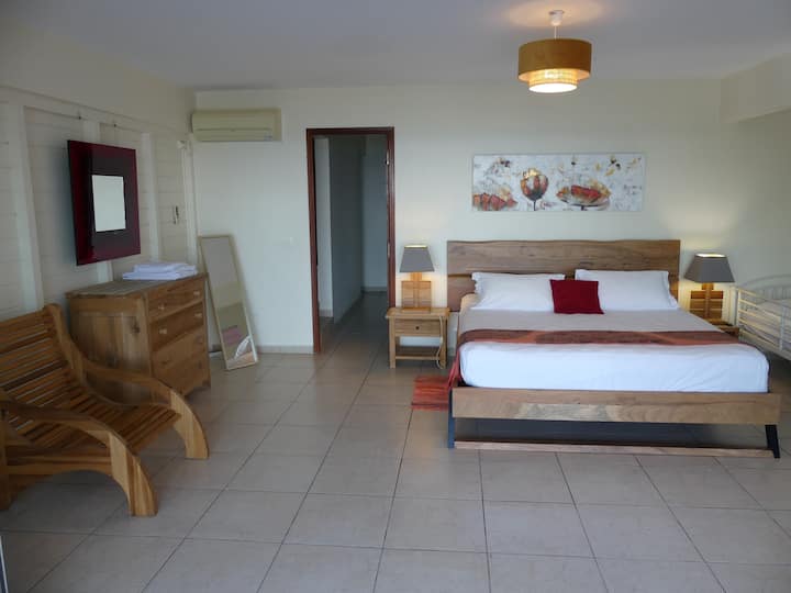 Chambre du bas niveau piscine, lit de 1,8 m
