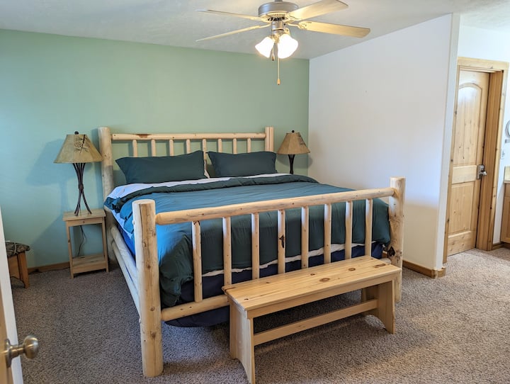 غرفة نوم رئيسية بسرير كبير