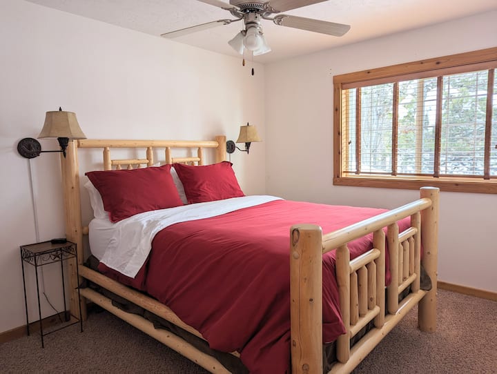 Bedrom #1 مع سرير بحجم وسط