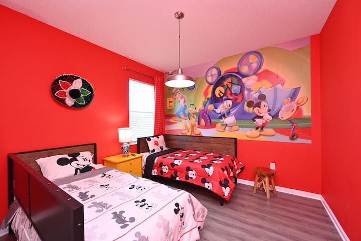 Стаята на Мики с 2 единични легла