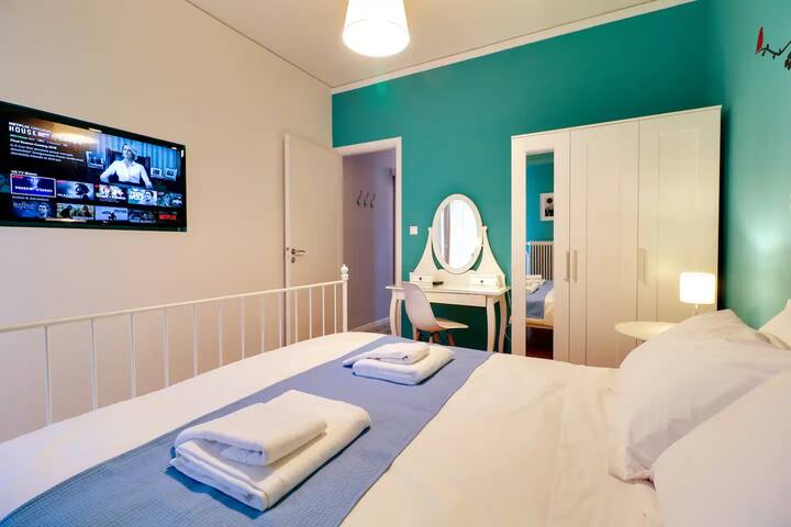 12 Guests: 2 Apts, Near Metro! gallery image 4