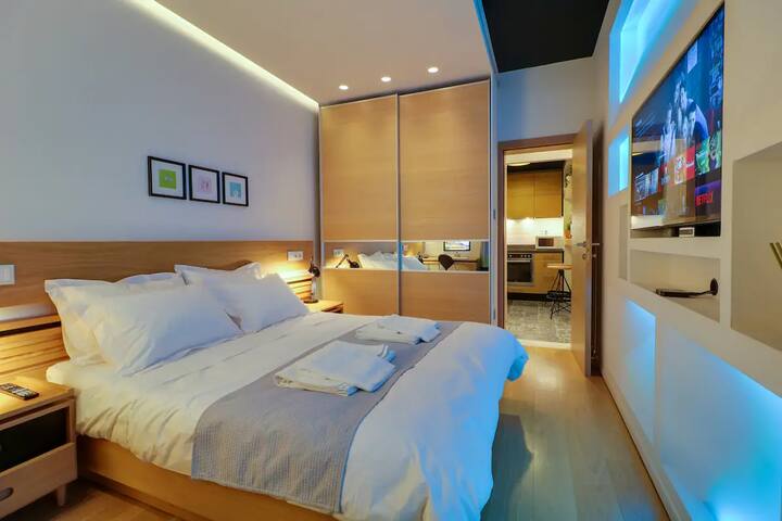 12 Guests: 2 Apts, Near Metro! gallery image 3