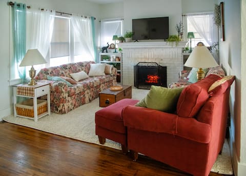 The Comfy Cottage-4 BR, 2 BA, Sleeps up to 10!