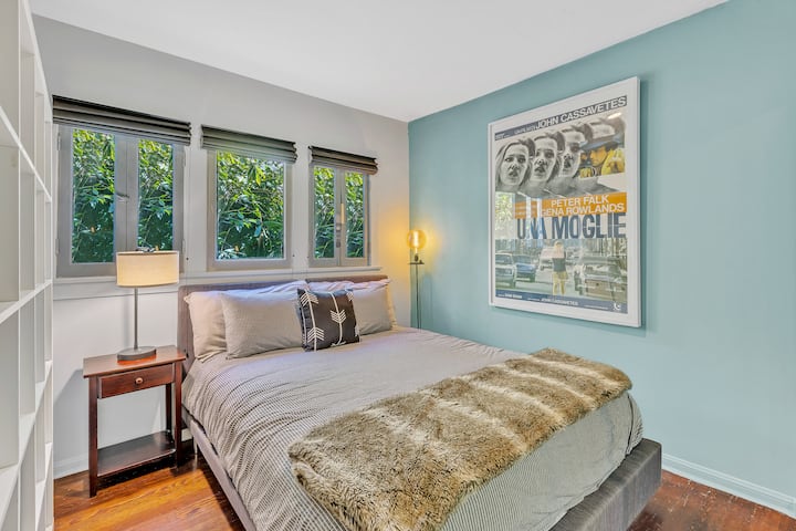 Odmorite se u ovoj udobnoj spavaćoj sobi u kojoj vas nakon dugog dana pustolovina čekaju toplina i udobnost.