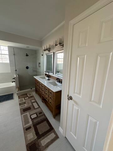 Convenience Meets Lake gallery image 3