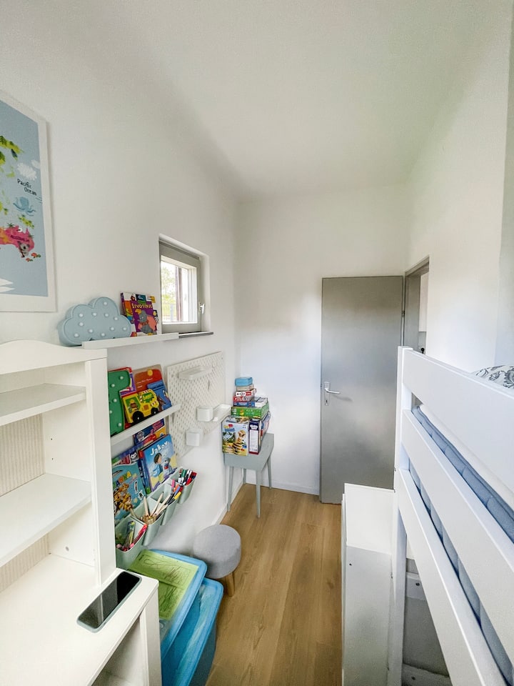 Малка стая за деца е замислена като оазис на игра и почивка. Има книги, книжки с картини, книжки за оцветяване, настолни игри, пъзели, автомобили и др. В стаята има легло, което е достатъчно голямо и за възрастни.