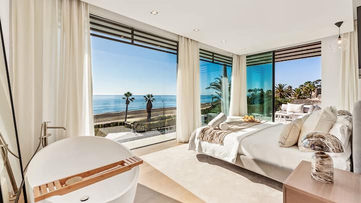 Chumba kikuu cha kulala kina mandhari ya ajabu ya bahari, kikitoa mapumziko ya amani ambapo upeo wa macho unakutana na macho yako alfajiri