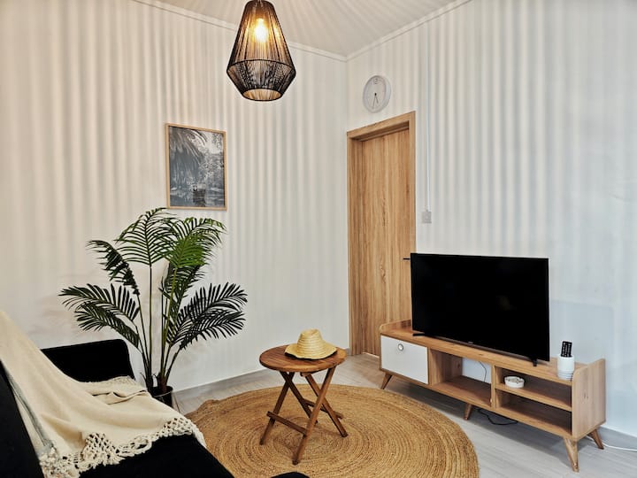 Geniet van onze open ruimte met een gezellige tv-kamer, voorzien van een 43-inch tv en een comfortabele liefdesbank. Het is de perfecte plek voor filmavonden of ontspannen na een dagje weg, waarbij modern comfort wordt gecombineerd met een gastvrije sfeer voor je vrije tijd.