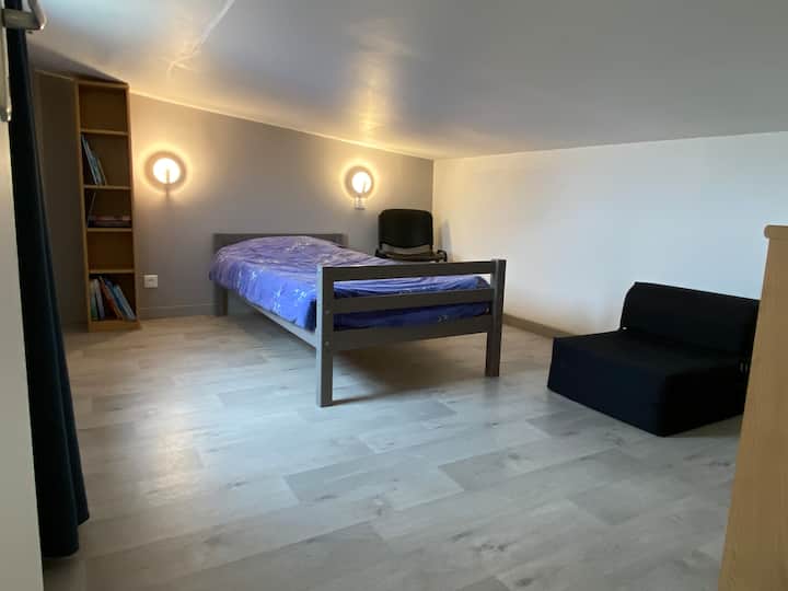 Детска соба (тавански под 1m40)