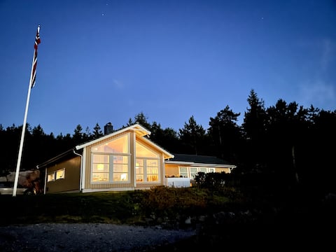 Summer cottage by the lake