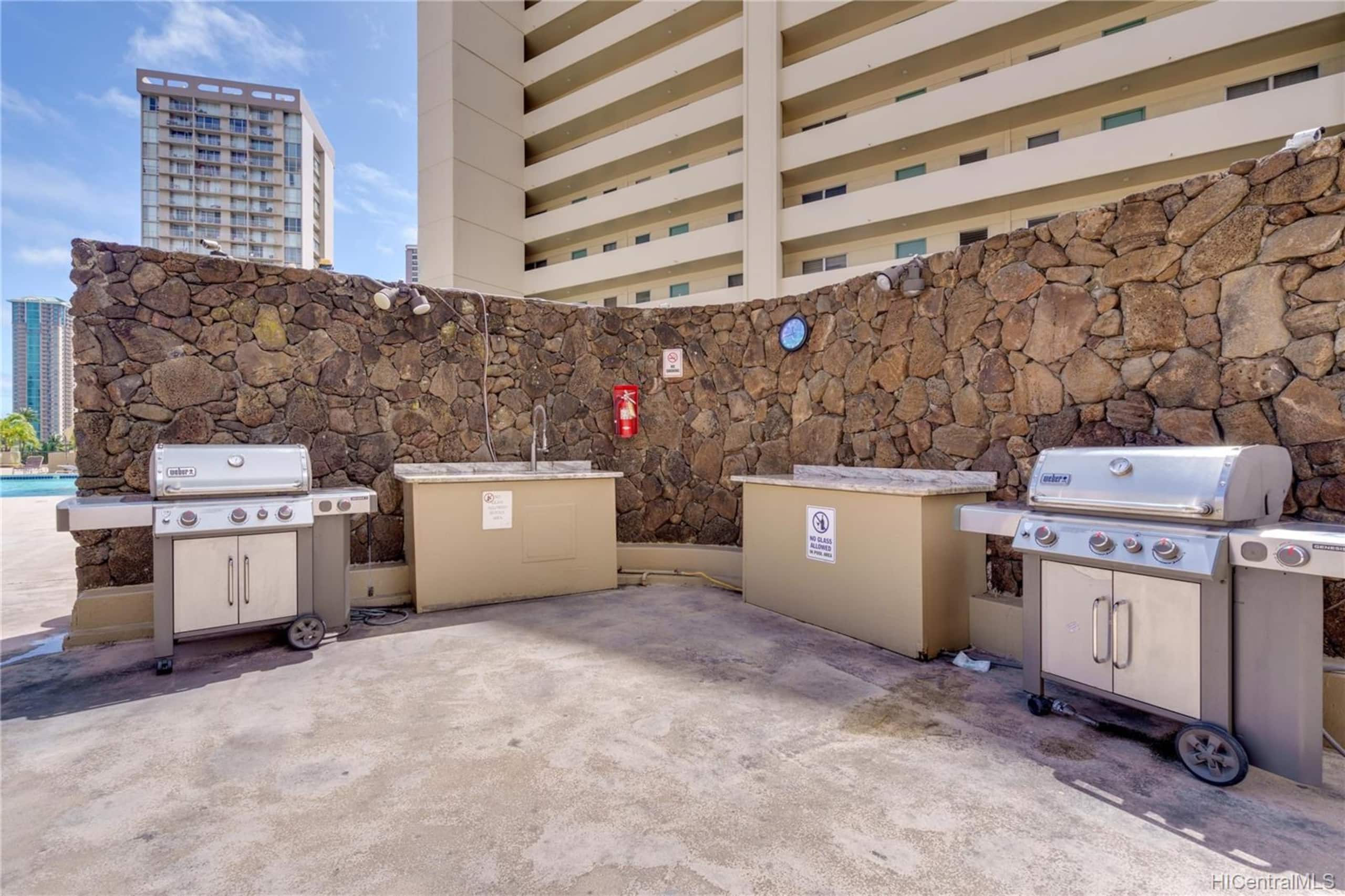 Condo in Honolulu · ★4.88 · 2 bedrooms · 4 beds · 2 private baths - Image 45