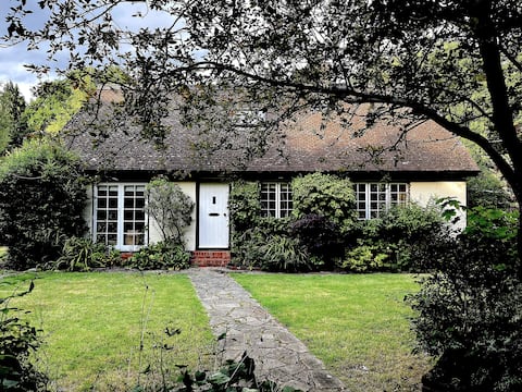 Picturesque 4 Bed Cottage in Lingfield, Surrey