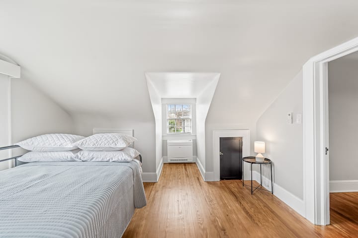 Schlafzimmer Nr.4 im Obergeschoss, großes Bett (südliches Ende des Hauses)