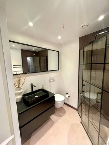 Private canal house on water in Copenhagen, DK gallery image 5