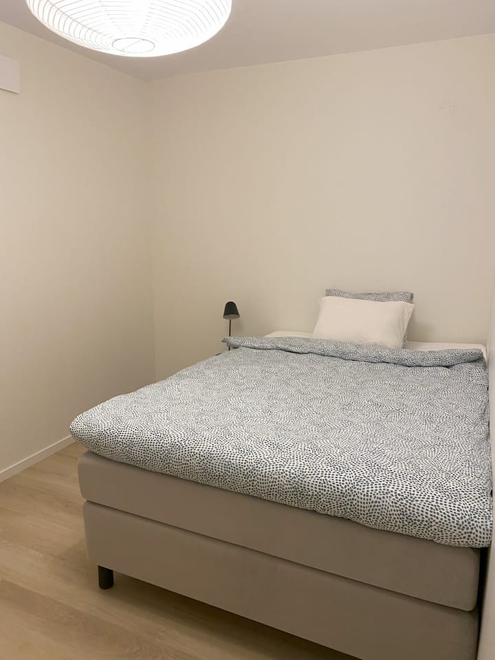 Spálňa 2 s manželskou posteľou 140 x 200