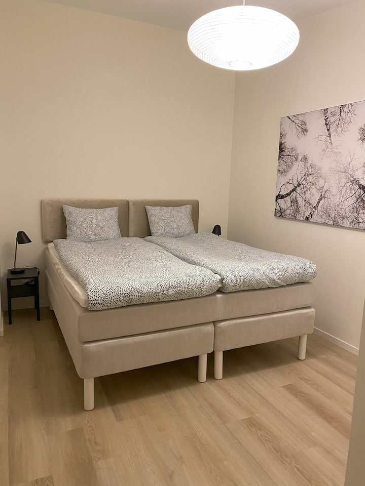 Spálňa 1 s manželskou posteľou 180 x 200