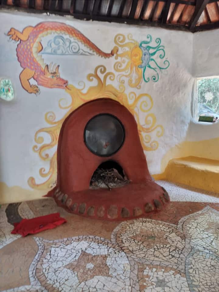 kamin u prostoriji - četvrt